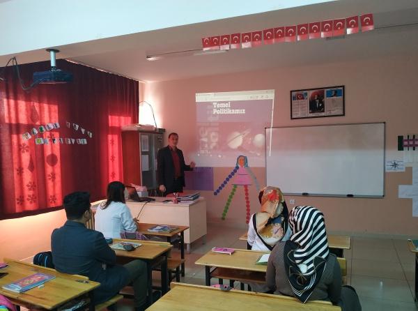 Okul Müdürümüz Hasan HACİFETTAHOĞLU. Bakanlığımızın açıkladığı 2023 Eğitim Vizyonu hakkında öğretmenlerimizi bilgilendirme toplantısı yaptı.